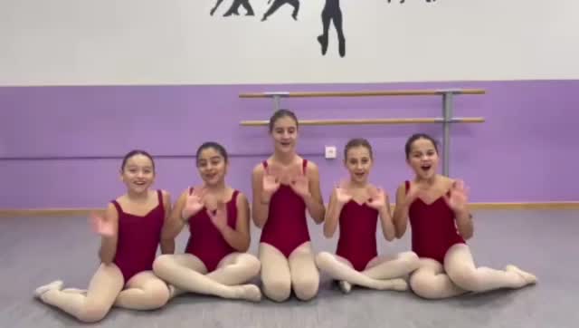 “Nuestras alumnas de 1° curso de 2° ciclo de Enseñanzas Básicas de Danza os enseñan cuáles son sus pasos favoritos, por… “Nuestras alumnas de 1° curso de 2° ciclo de Enseñanzas Básicas de Danza os enseñan cuáles son sus pasos favoritos, por…